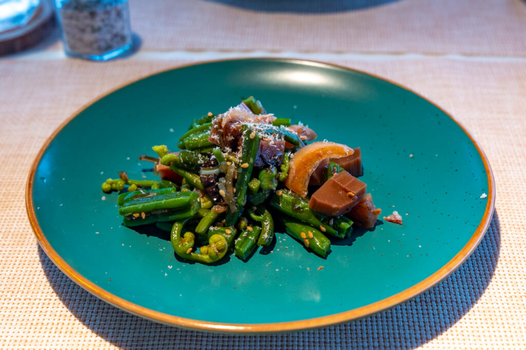 Tourists Are Willing to Pay More for Local Food?