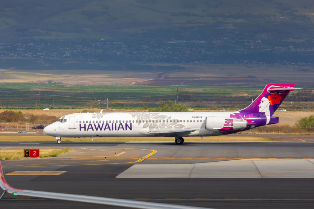 Hawaiian Airlines Boeing 717 at Kahului, Maui
