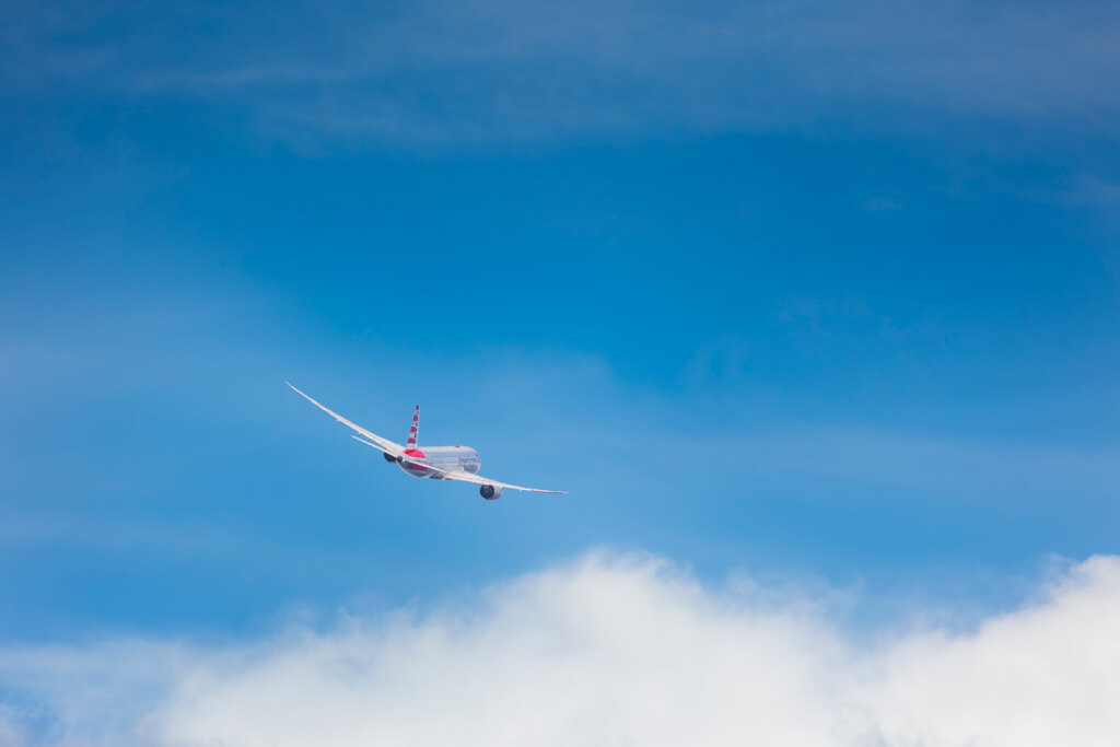 AA Boeing 787-8 climbing out of HNL